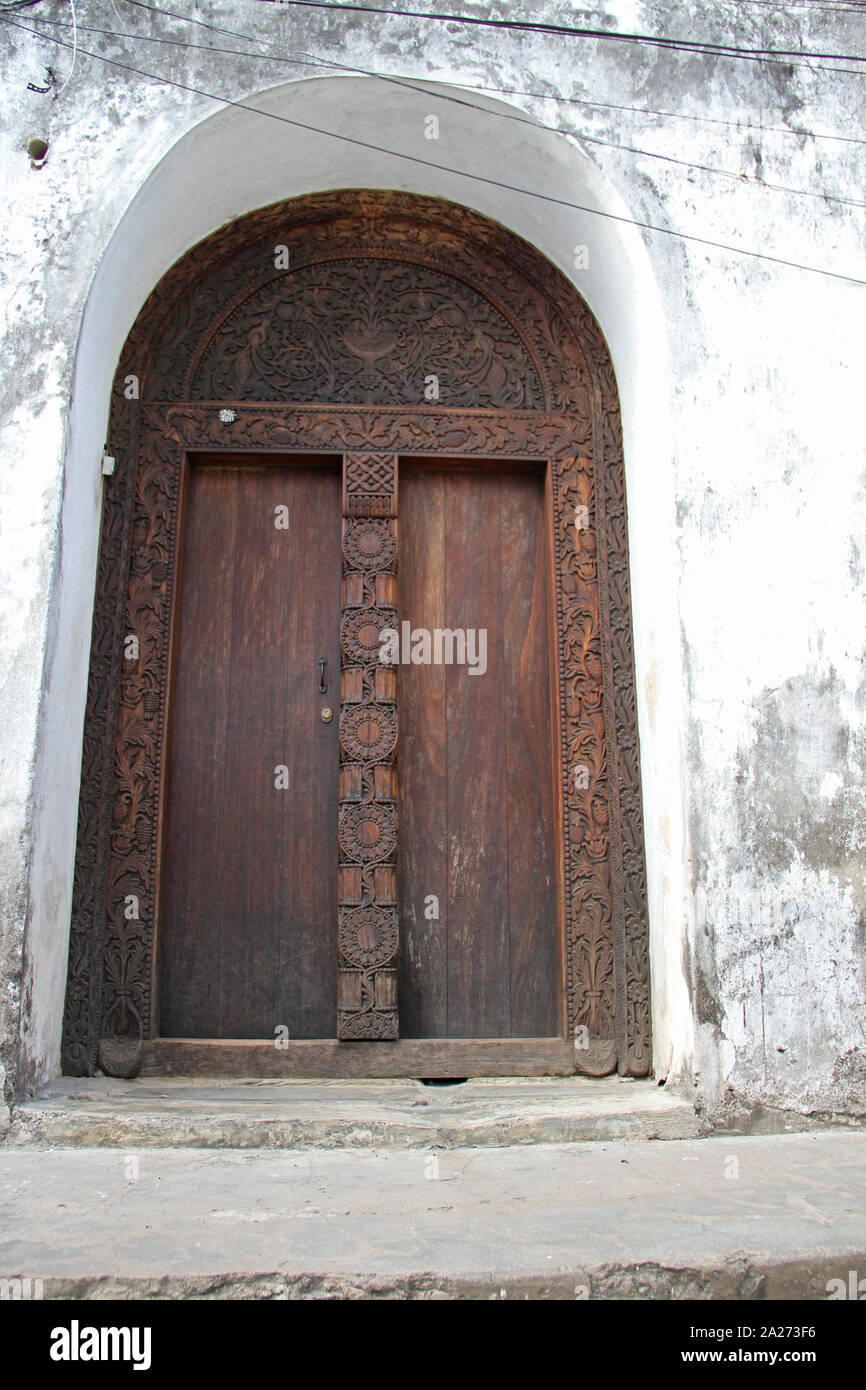 El arte de estilo árabe puerta tallada, Stone Town, Unguja, la isla de Zanzíbar, Tanzania. Foto de stock