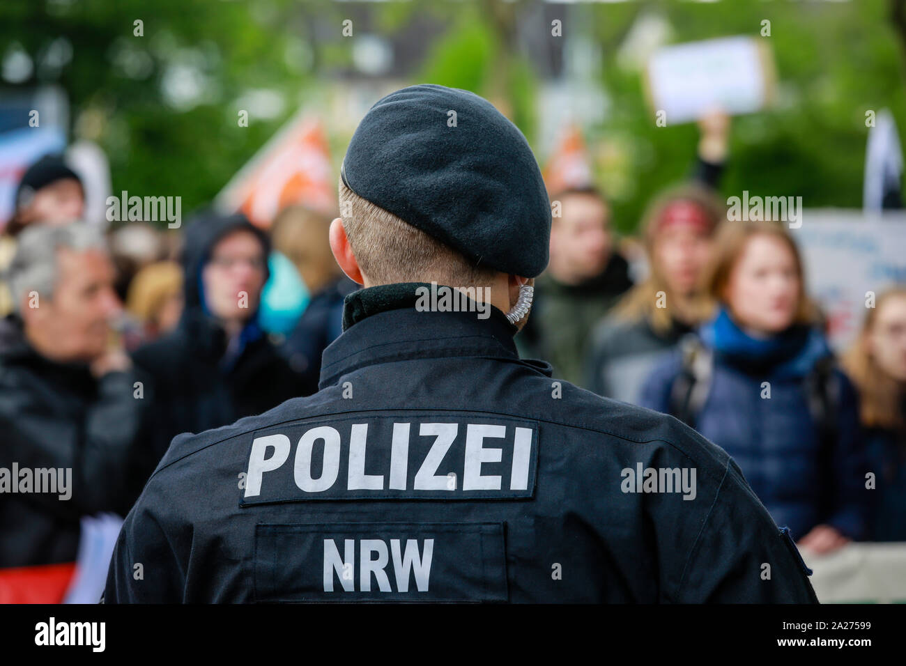 03.05.2019, Essen, Renania del Norte-Westfalia, Alemania - un policía en acción en viernes para el futuro Manifestación con ocasión de la anual RWE Gener Foto de stock