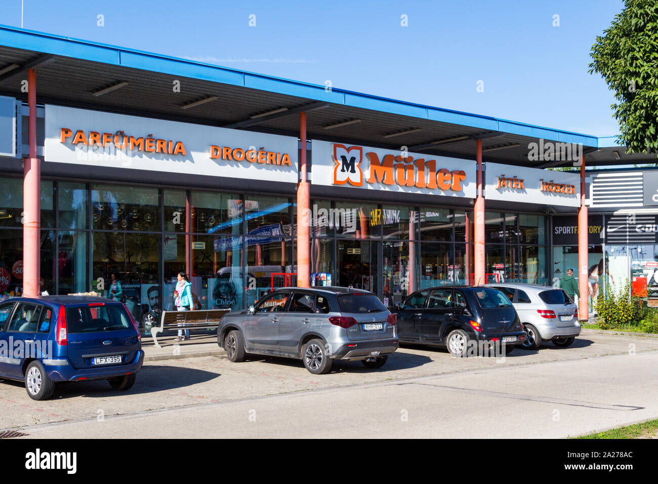 Müller Mueller drogas parfume juguetes y papelería tienda fachada Family  Center, en Sopron, Hungría Fotografía de stock - Alamy