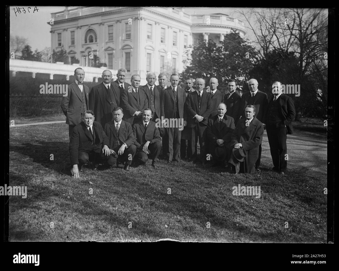 Pres. Coolidge con miembros de la casa de Agric. Comm. que apareció en la Casa Blanca con una delegación de los agricultores con respecto a la diversificación Bill Foto de stock