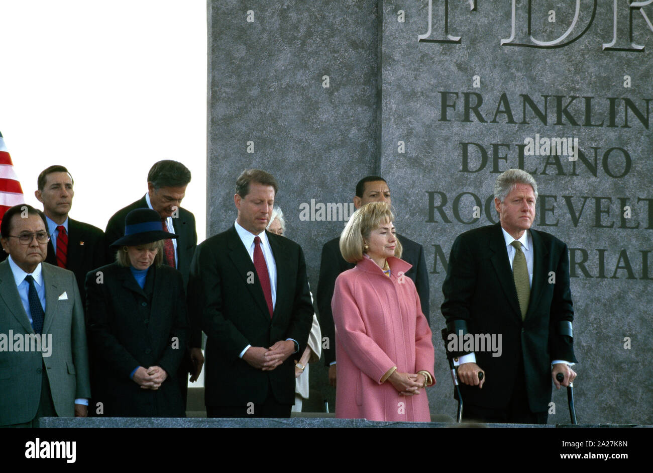 El Presidente Bill Clinton, la Primera Dama, Hillary Clinton, el Vicepresidente Al Gore y su esposa Tipper, y el Senador Daniel Inouye, de derecha a izquierda, en 1997 en la dedicación de la Franklin Delano Roosevelt Memorial en Washington, D.C. Foto de stock