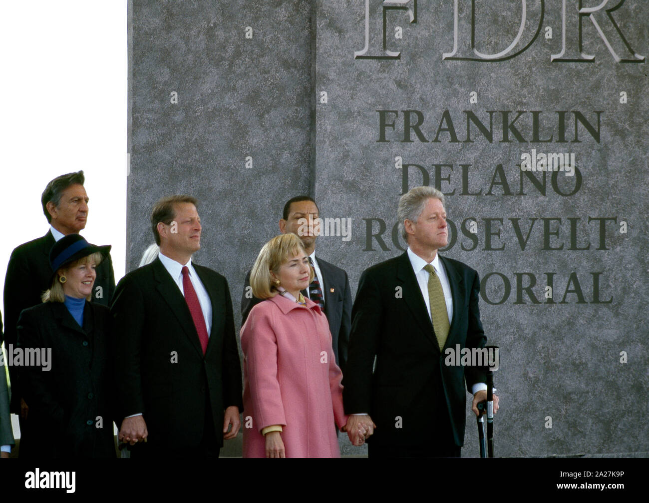 El Presidente Bill Clinton, la Primera Dama, Hillary Clinton, el Vicepresidente Al Gore y su esposa Tipper, de derecha a izquierda, en 1997 en la dedicación de la Franklin Delano Roosevelt Memorial, Washington, D.C. Foto de stock