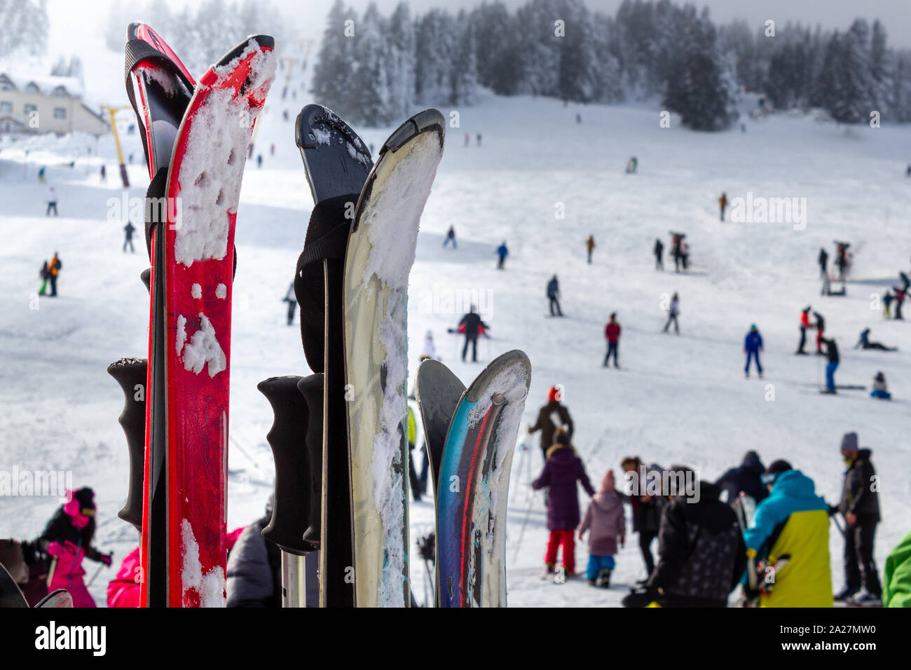 El equipo de esquí. Esquíes de nieve y la gente esquiando en la estación de esquí. Temporada de esquí en la montaña Foto de stock