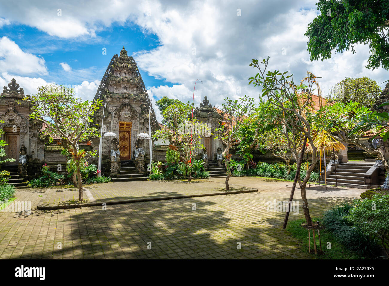 Puri Kantor templo en Ubud, Bali. Foto de stock