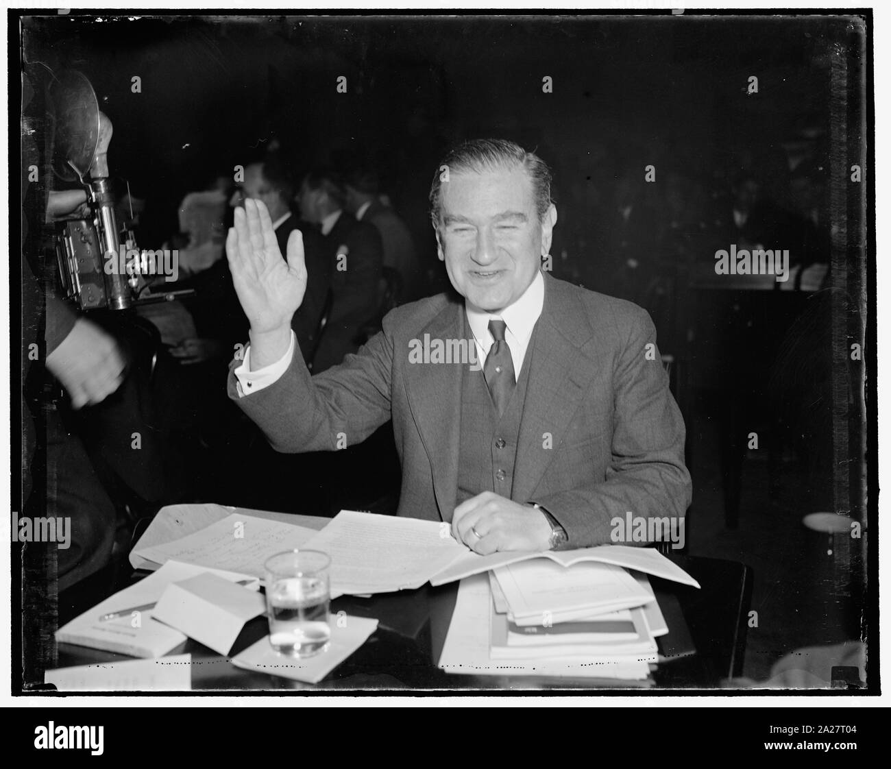 Presidente del Tribunal plan salto en oscuro profesor de Yale indica comité senatorial. Washington, D.C., el 31 de marzo. Comparecer ante el Comité Judicial del Senado hoy, Edwin Borchard Catedrático de Derecho Constitucional de la Universidad de Yale, declaró el presidente del tribunal del plan de reorganización es un salto en la oscuridad especulativa, a menos que una revolución en la actitud de los jueces hacia la constitución está previsto. El Prof. Borchard declaró además el proyecto de ley es irracional e ineficaz, y que debería ser rechazado, el 3/31/1937 Foto de stock