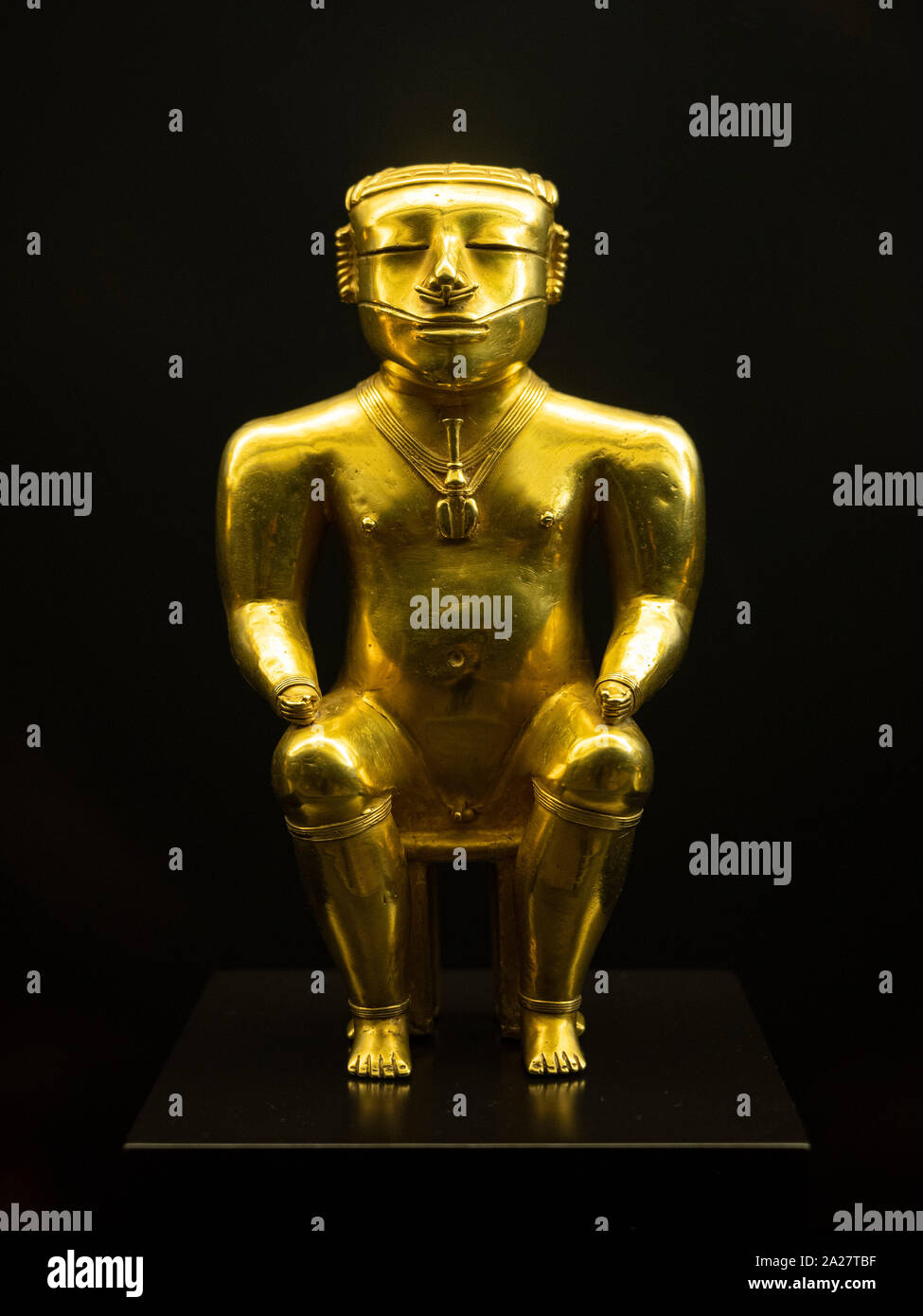 Estatuilla de oro de un cacique Quimbaya (jefe/leader), 200-1.000 AD. Uno de los más de cien artefactos de la Quimbaya treasure (Tesoro de los Quimb Foto de stock