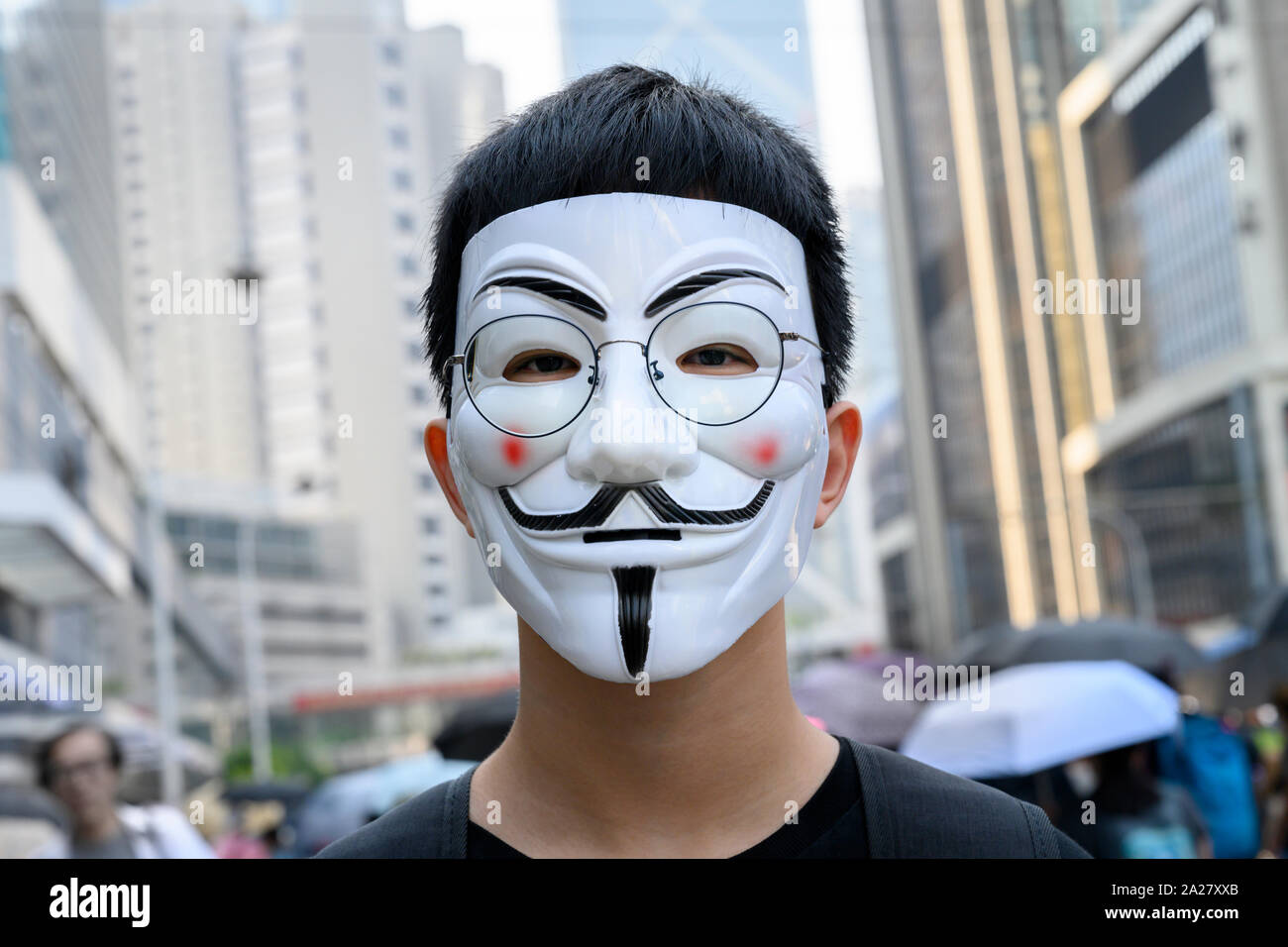 El 1 de octubre de 2019 Hong Kong protestas. El 1 de octubre miles de Hong Kong peoplee participó en una protesta pacífica no autorizada a pie de Causeway Bay a Shuen Wan en la isla de Hong Kong. Los estudiantes manifestantes portando máscaras de Guy Fawkes. Foto de stock