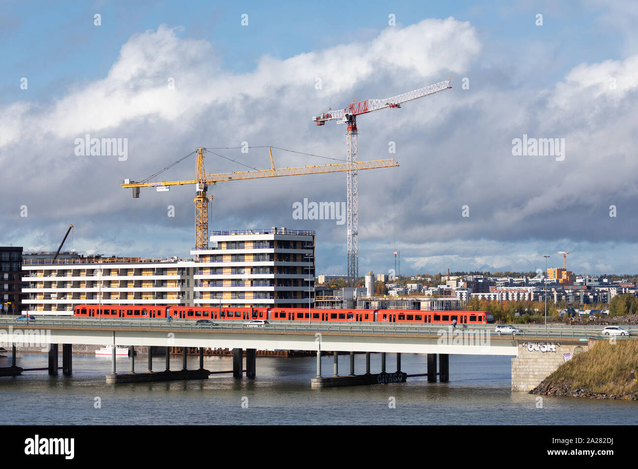 Los trabajos de construcción continúa activamente en la nueva zona comercial y residencial de Kalasatama de Helsinki, Finlandia. Foto de stock