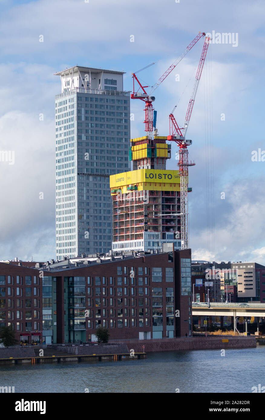 Altos edificios en construcción en la nueva zona comercial y residencial de Kalasatama de Helsinki, Finlandia. Foto de stock