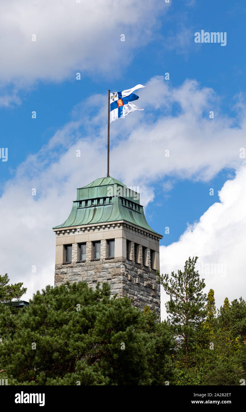 Torre de Kultaranta en Naantali, la residencia de verano del Presidente de Finlandia, que enarbolaba el pabellón para indicar la presencia presidencial. Foto de stock