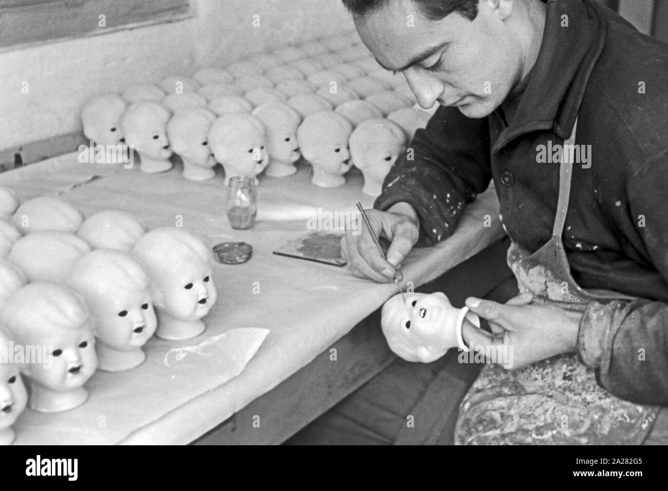 Lauscha Puppenwerk in Thüringen, años 40-50. Fábrica de muñecas de Lauscha,  Turingia, años 40-50 Fotografía de stock - Alamy