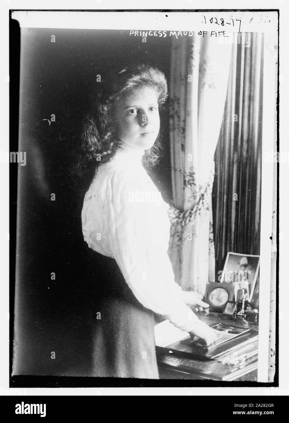 La princesa Maud de Fife, de pie en la mesa sobre la que hay fotos Foto de stock