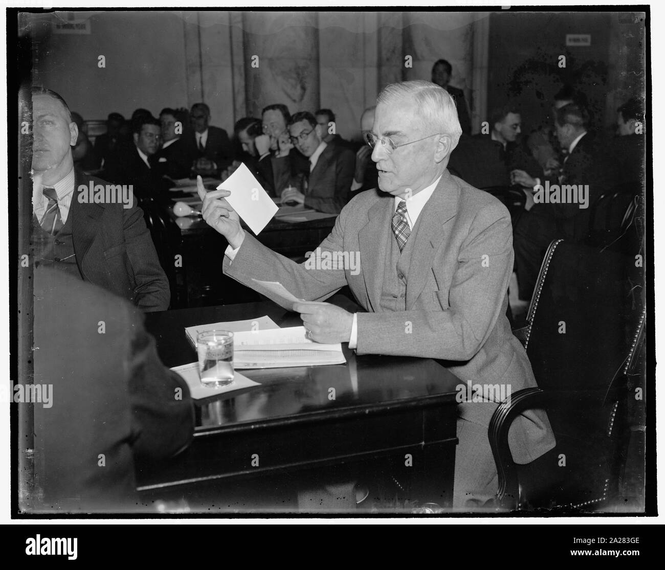 Profesor de Princeton critica a la Corte Suprema. Washington, D.C., el 17 de marzo. El profesor Edward S. Corwin, de la Universidad de Princeton, el Comité Judicial del Senado dijo esta mañana que la mayoría de la Corte Suprema, con frecuencia había olvidado la obligación suprema en su sentencia sobre el nuevo proyecto de legislación. Al decir esto también dijo que "no hay duda de que una gran parte del new deal legislación podría haberse mantenido como constitucional la Corte Suprema había sido controlada por sus doctrinas del pasado Foto de stock