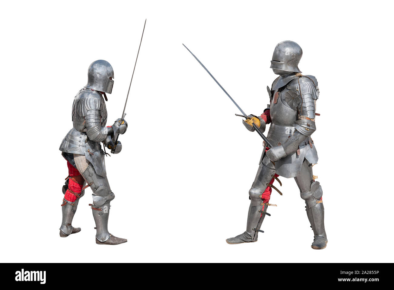 Caballeros en armadura. Los caballeros medievales en la armadura de hierro mantenga las espadas