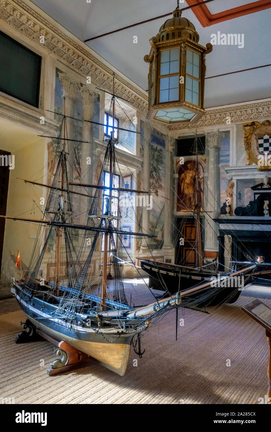 Viso del Marques, España - Septiembre 28, 2019: Los modelos de dos buques  de la Armada Española en una sala de archivo en el Archivo General de la  Armada en la PAL