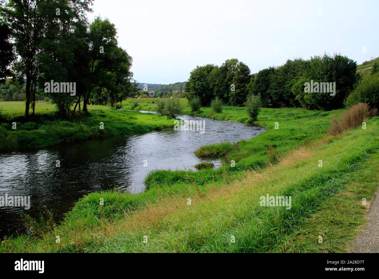 Río Enz en el cercano Muehlhausen Enztal Foto de stock
