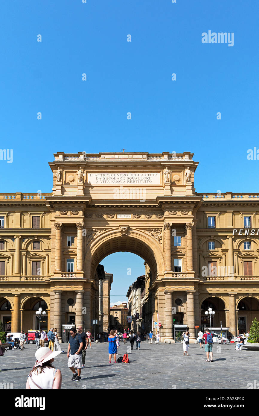 El arco de triunfo, en la entrada a la piazza della Repubblica, en la ciudad de Florencia, Toscana, Italia Foto de stock