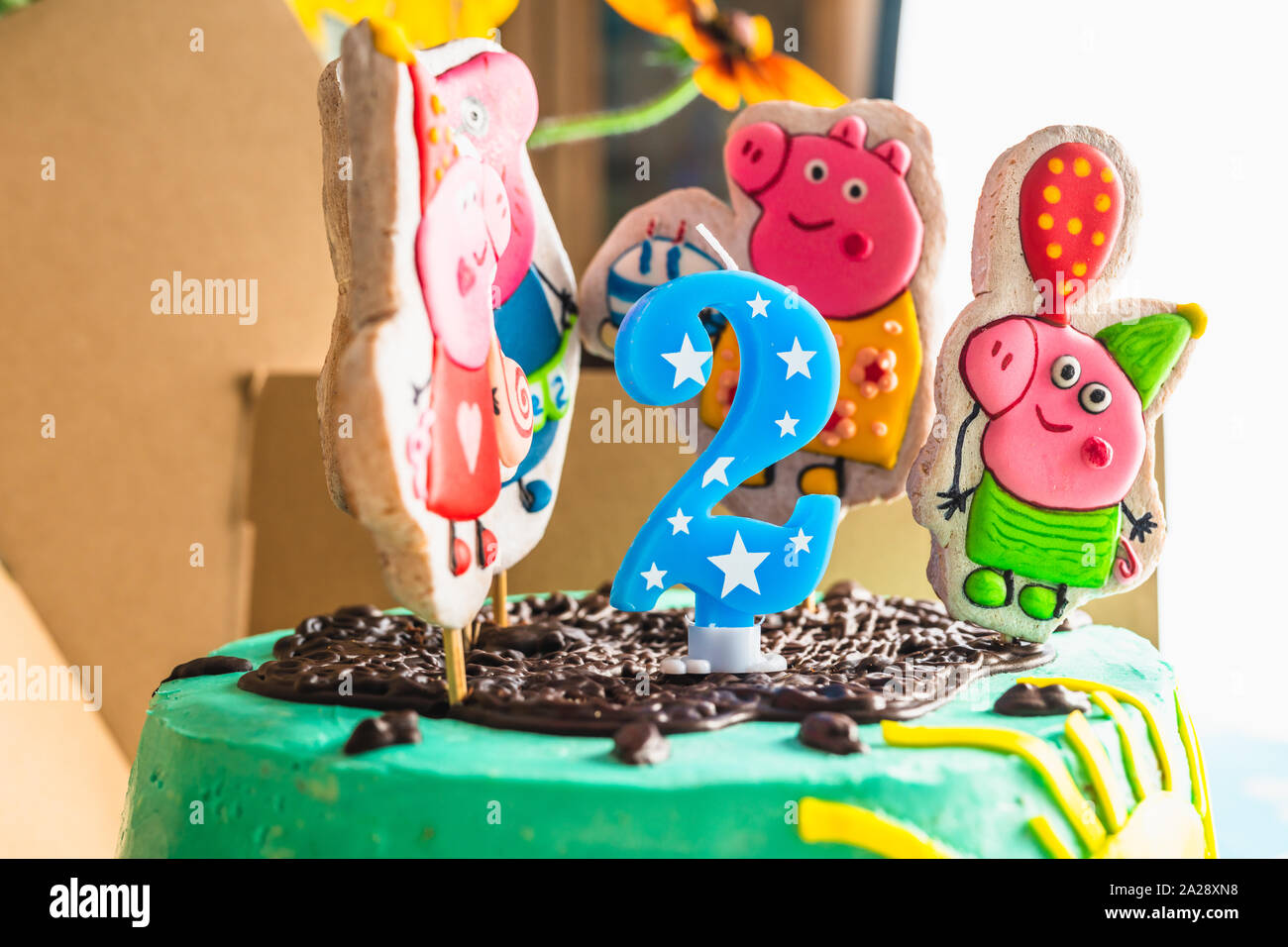 petróleo crudo Leer Cerdo Peppa Pig tarta de cumpleaños. Happy Birthday cake 2 años Cerrar Fotografía  de stock - Alamy