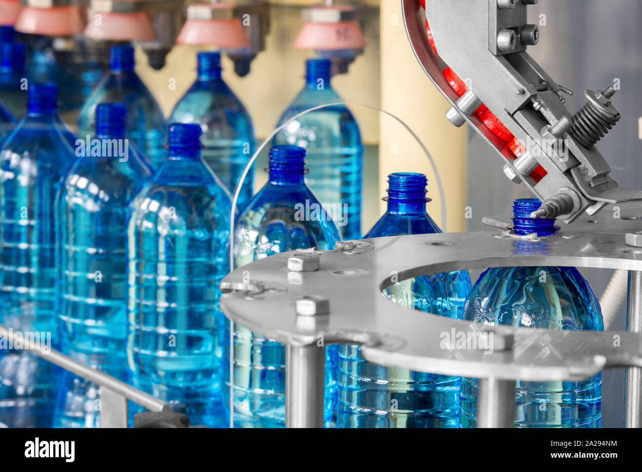 La línea en la fábrica para la producción de botellas de plástico  Fotografía de stock - Alamy