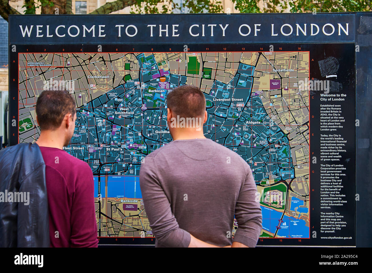 Dos turistas masculinos a gran escala, estudiando un mapa callejero de la ciudad de Londres. Foto de stock