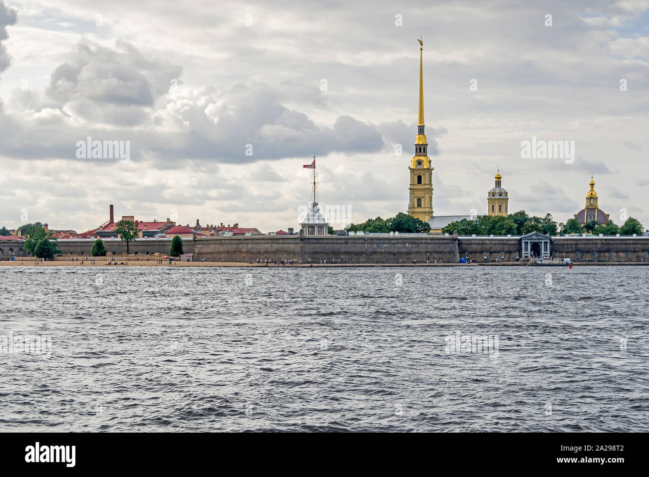 San Petersburgo, Rusia - Julio 25, 2019: la isla de liebre en la ribera norte del río Neva y la fortaleza de San Pedro y san Pablo, la ciudadela original Foto de stock
