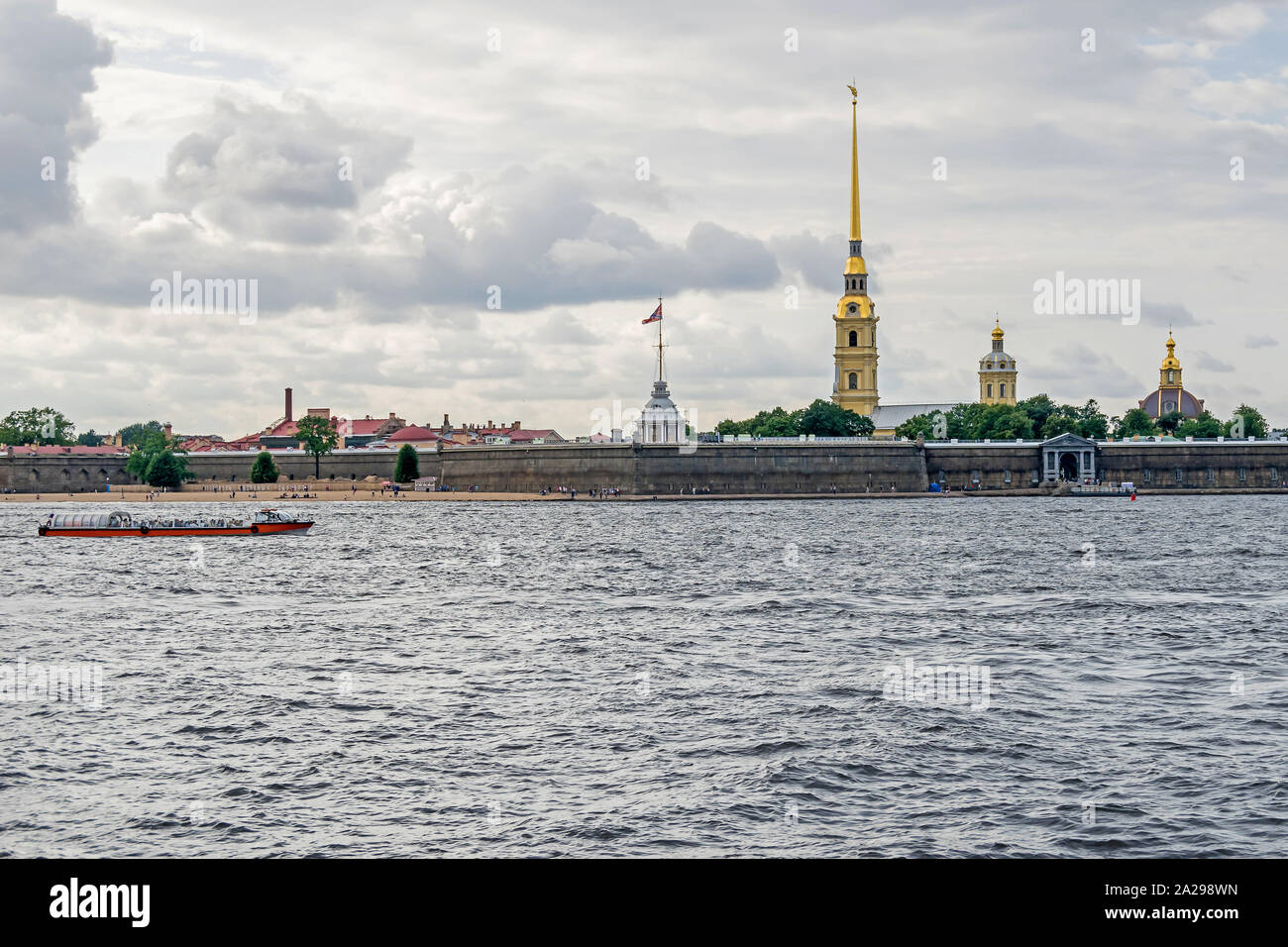 San Petersburgo, Rusia - Julio 25, 2019: la isla de liebre en la ribera norte del río Neva con su playa pública, la ciudadela original de San Pedro y san Pablo Foto de stock