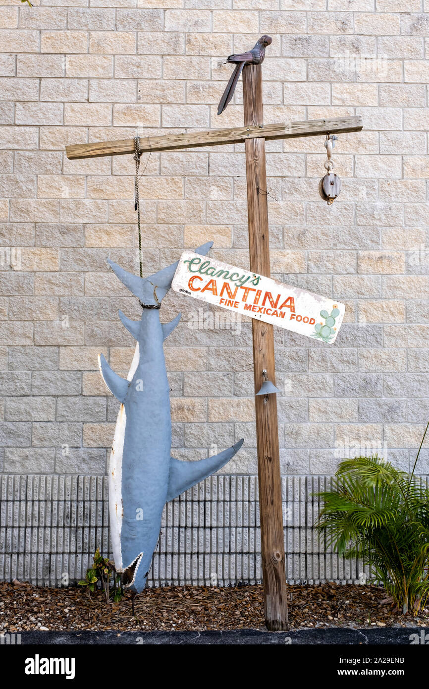 Un Modelo De Tiburon Colgando En Un Restaurante En El Historico Distrito De Compras Flagler Avenue En New Smyrna Beach Florida Nueva Smyrna Beach Es Conocida Como La Capital De Shark Attack
