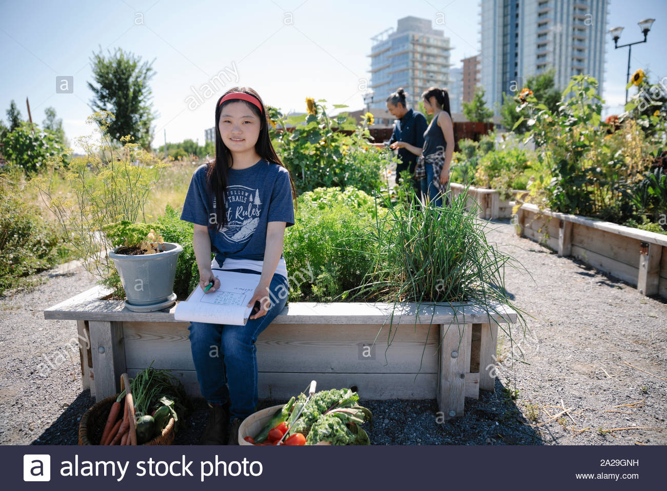 Retrato confía en mujer joven con síndrome de Down, planificación urbana, en el soleado jardín de comunidad Foto de stock