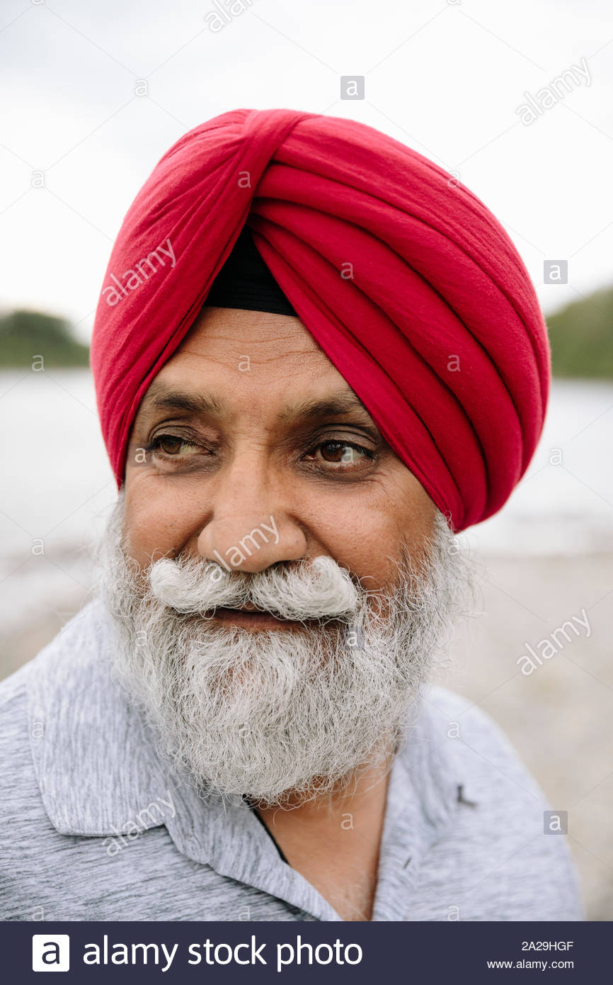 Retrato del hombre que llevaba turbante rojo indio Foto de stock