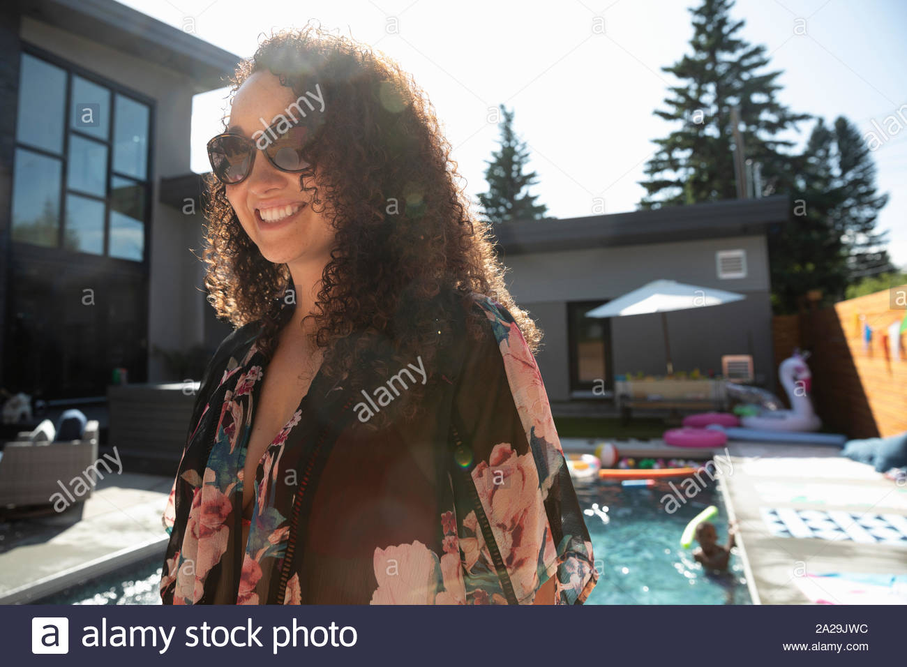 Mujer sonriente, despreocupado en sunny, piscina de verano Foto de stock