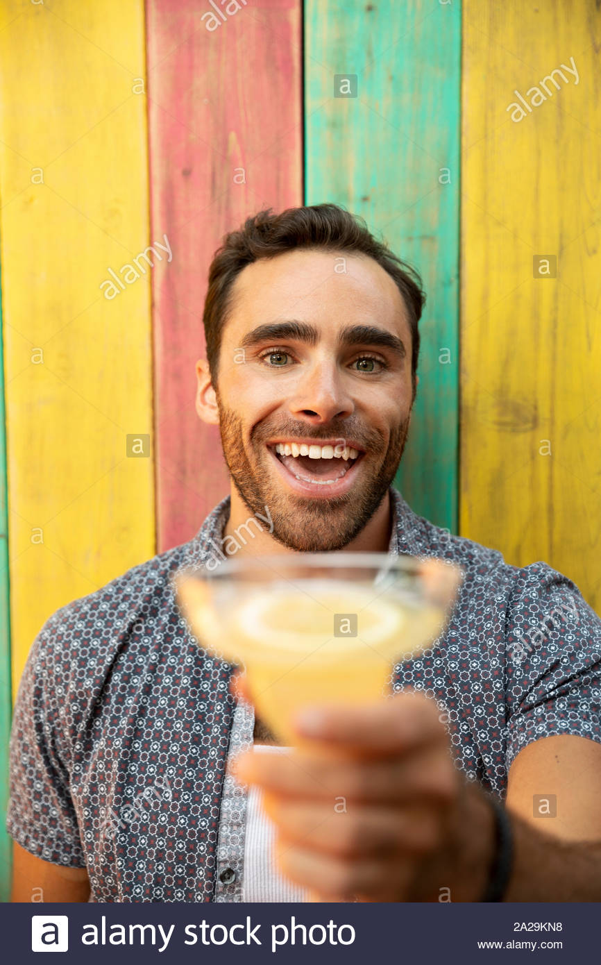 Retrato feliz, joven entusiasta con margarita en el patio de verano Foto de stock