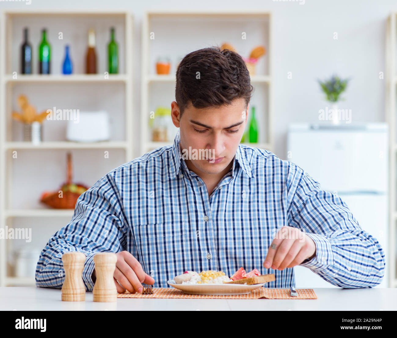 El Joven Esposo Comer Comida Insipida En Casa Para El Almuerzo Fotografia De Stock Alamy
