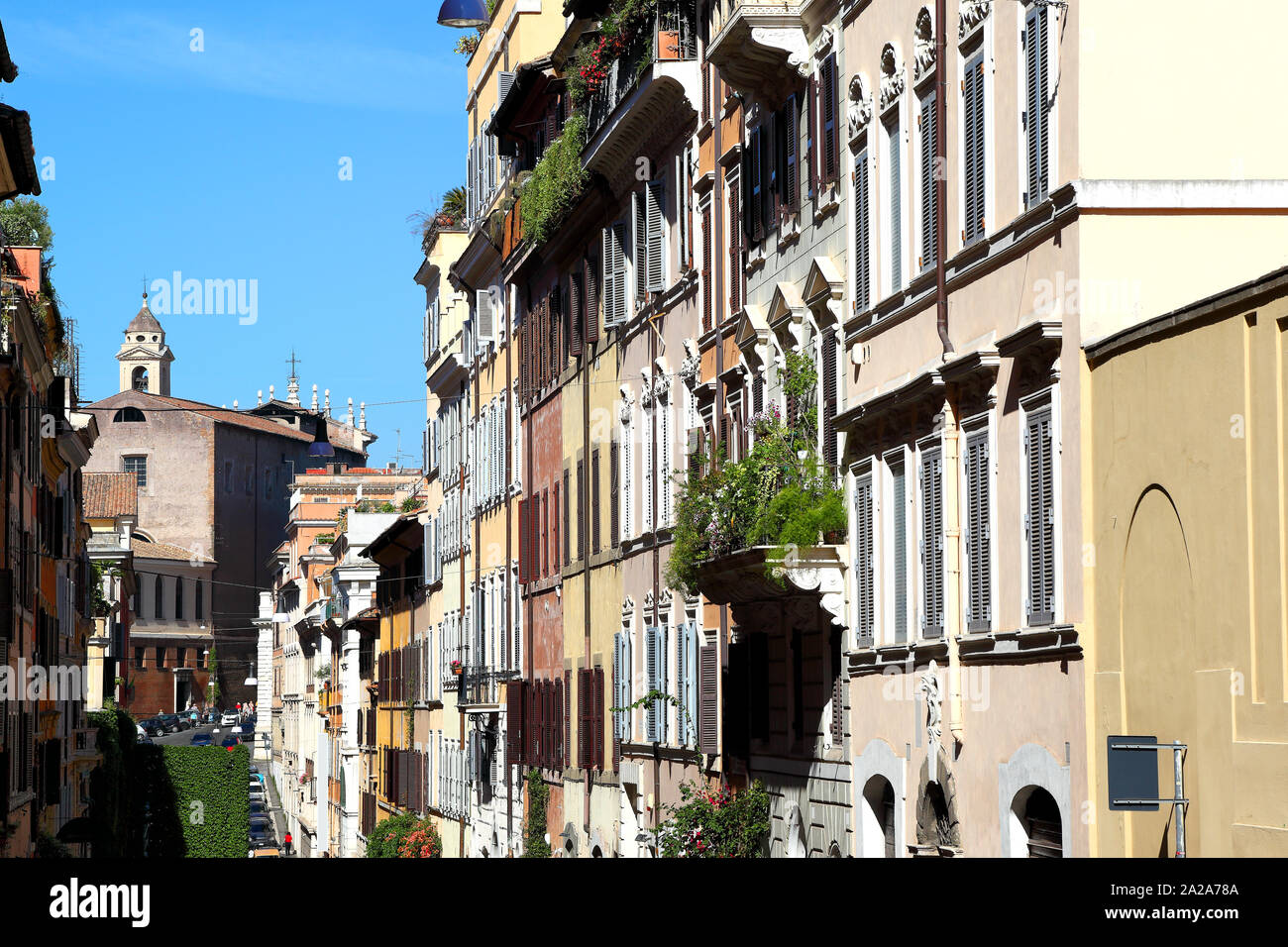 Una hermosa calle en Roma en un día soleado de verano. Foto de stock