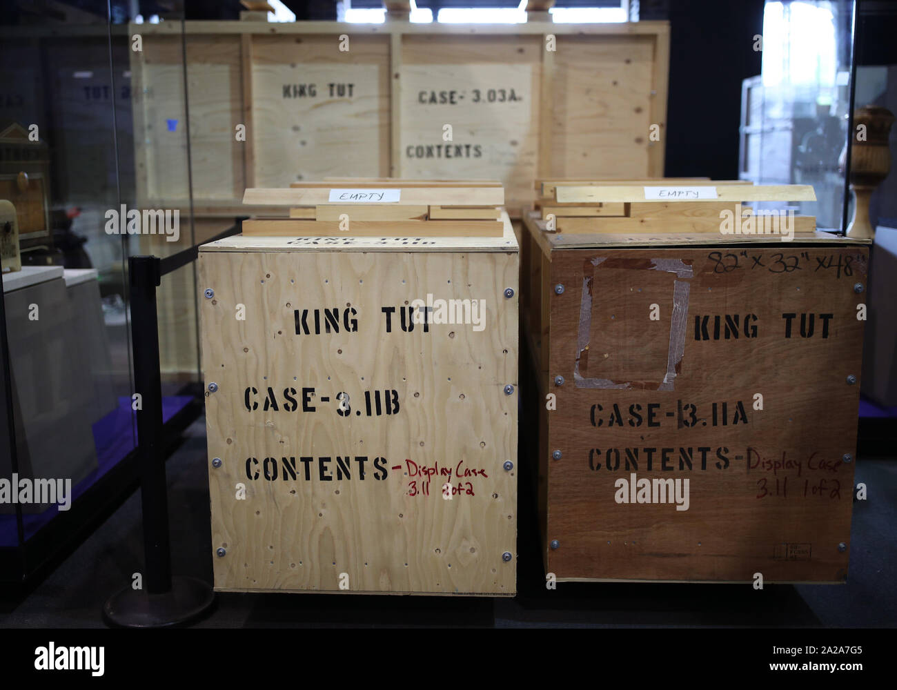 Un cajón de embalaje de madera utilizados para almacenar y transportar las  muestras después de la clausura de la exposición 'Tutankhamon: Tesoros del  Faraón de Oro', que se dirigía a la Galería