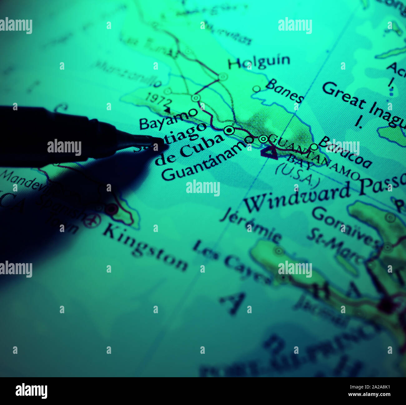 Un mapa del mundo con viaje Cotizaciones y países identificados con  chinchetas. Fotografiado desde arriba Fotografía de stock - Alamy