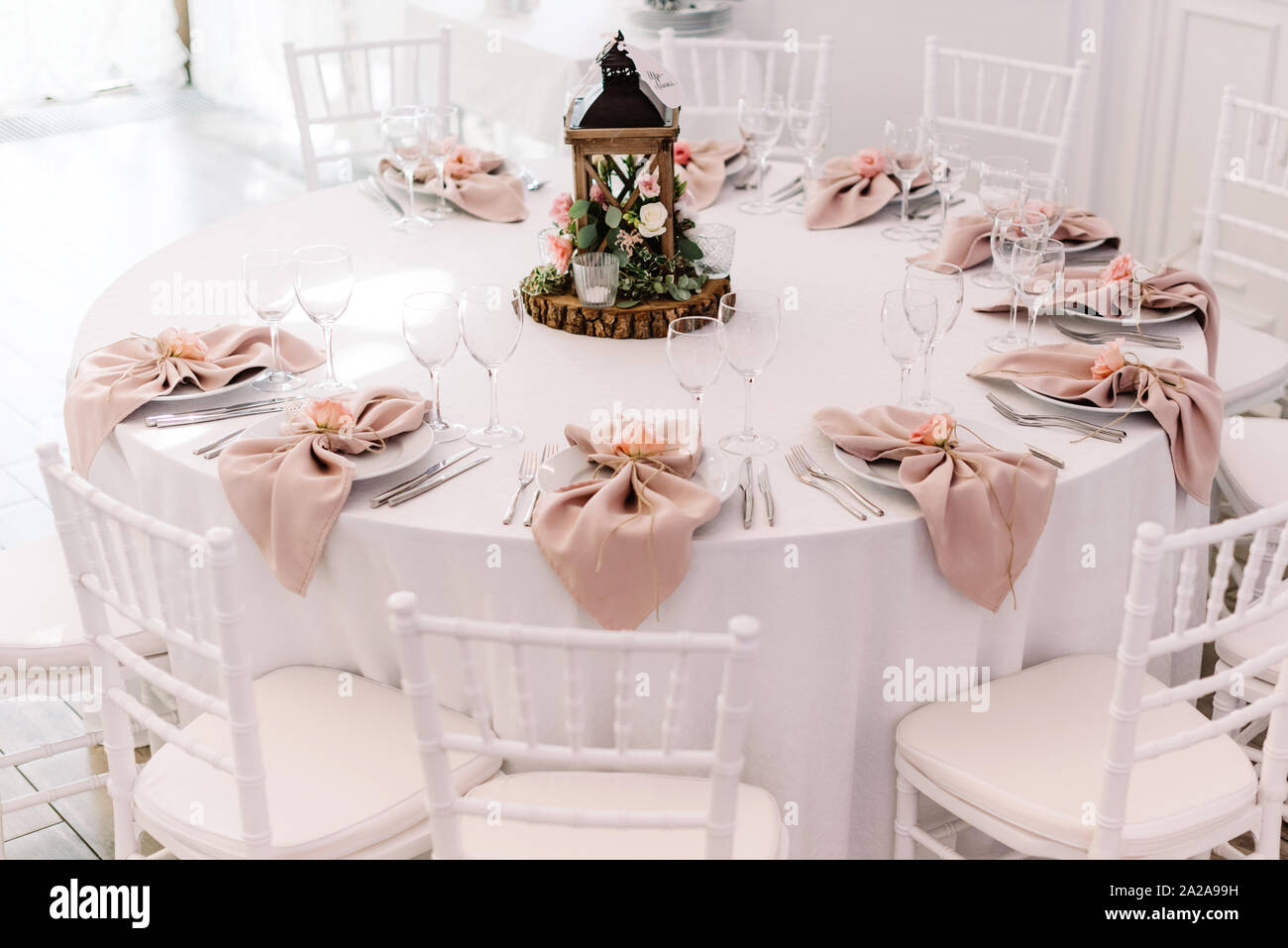 Servicio de mesa de boda para la recepción de invitados. Decoración en  estilo rústico Fotografía de stock - Alamy