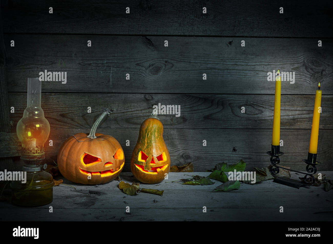 Dos calabazas decoradas para Halloween en un místico otoño fondo con velas  y lámparas de gas Fotografía de stock - Alamy
