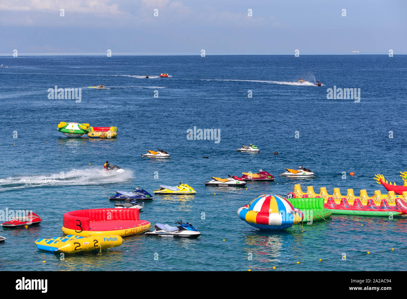 Puerto Galera, Sabang, Filipinas - Abril 4, 2017: atracciones hinchables,  jet ski, embarcaciones y Turistas divirtiéndose en el mar en Playa Blanca  Fotografía de stock - Alamy