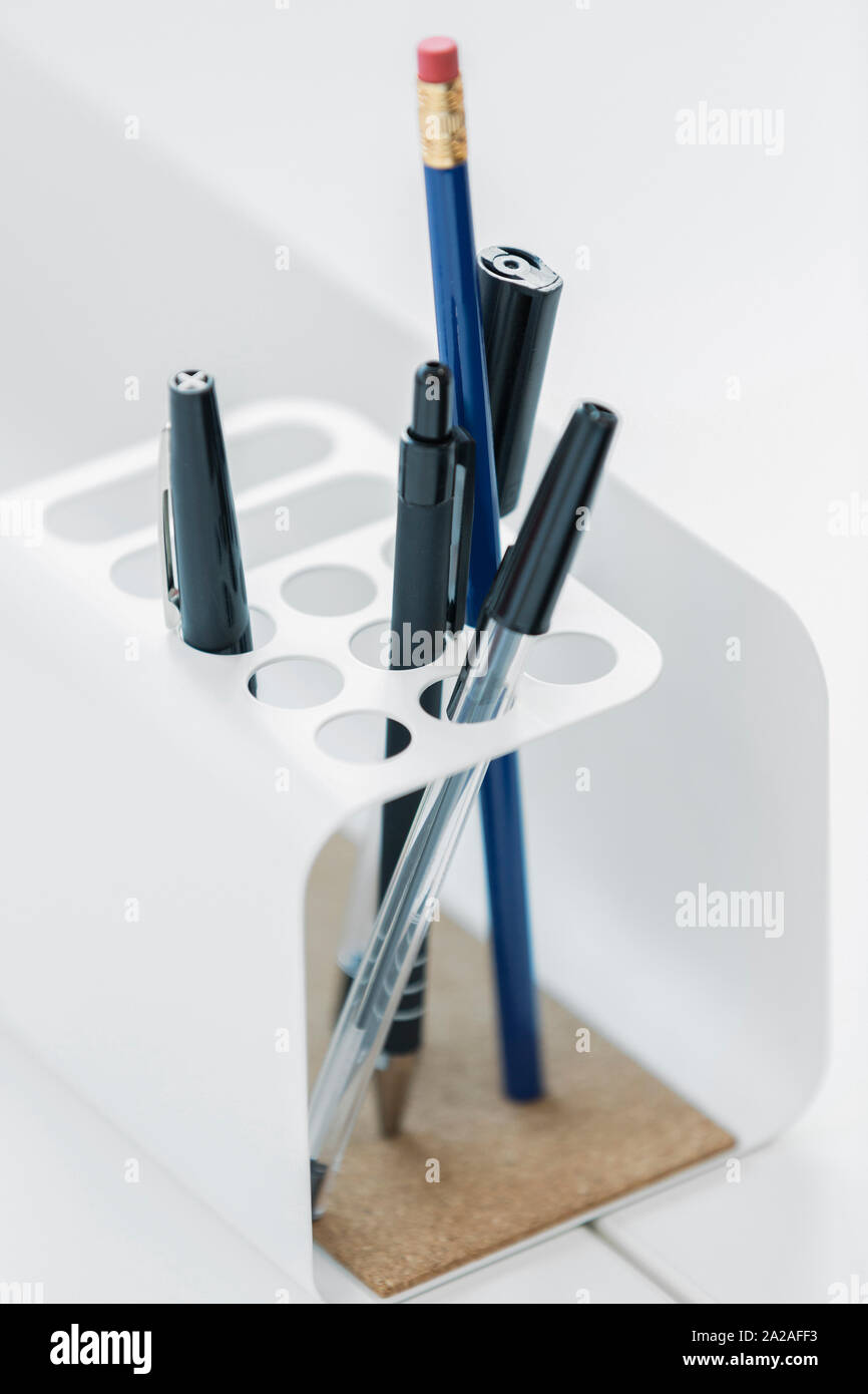 Moderno portalápices lápiz y sobre un mostrador blanco Fotografía de stock  - Alamy