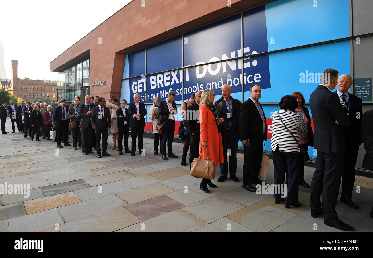 Personas haciendo cola fuera del centro de convenciones de Manchester para la Conferencia del Partido Conservador, donde Boris Johnson expondrá su última oferta, Brexit apegarse al plazo del 31 de octubre. Foto de stock