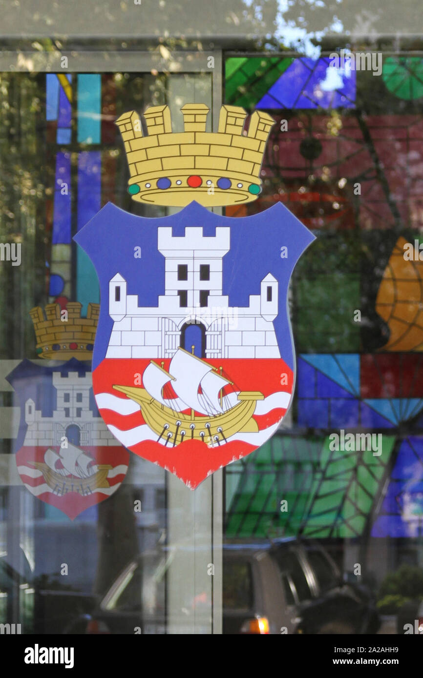 El Escudo de Armas de la ciudad de Belgrado en el vidrio delantero de la puerta de entrada a un banco comercial en el centro de Belgrado, Serbia. Foto de stock