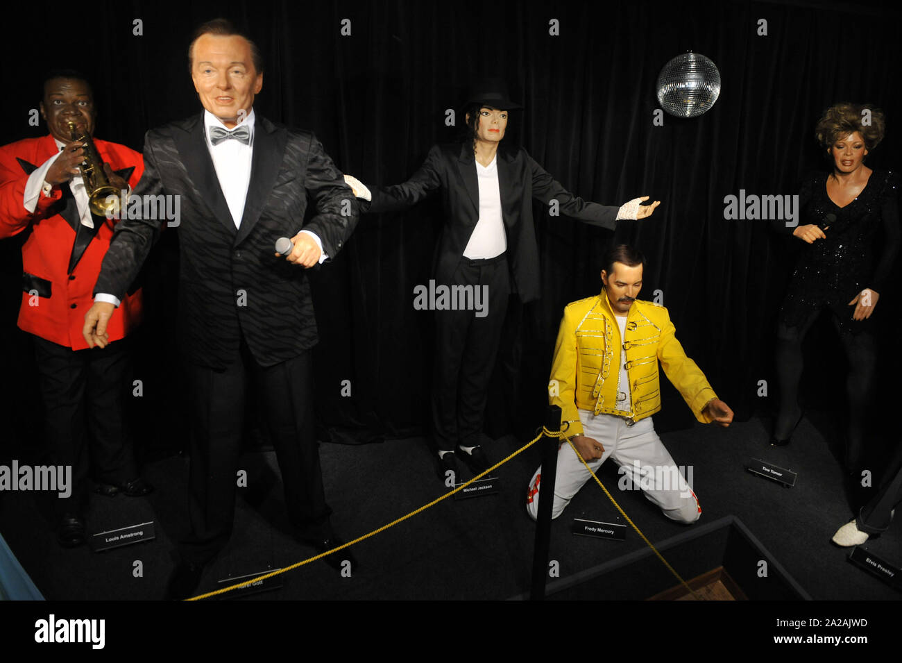 Praga, República Checa. El 30 de junio de 2011. Figuras de Cera de Louis  Armstrong (izquierda a derecha), Karel Gott, Michael Jackson, Freddie  Mercury y Tina Turner son fotografiados en el Museo