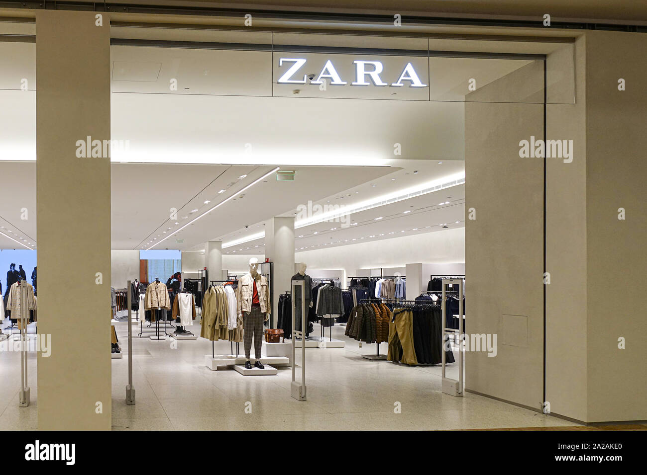 Vilna, Lituania - 24 de septiembre de 2019: tienda ropa de Zara en el  centro comercial Akropolis en Vilnius, Lituania Fotografía de stock - Alamy