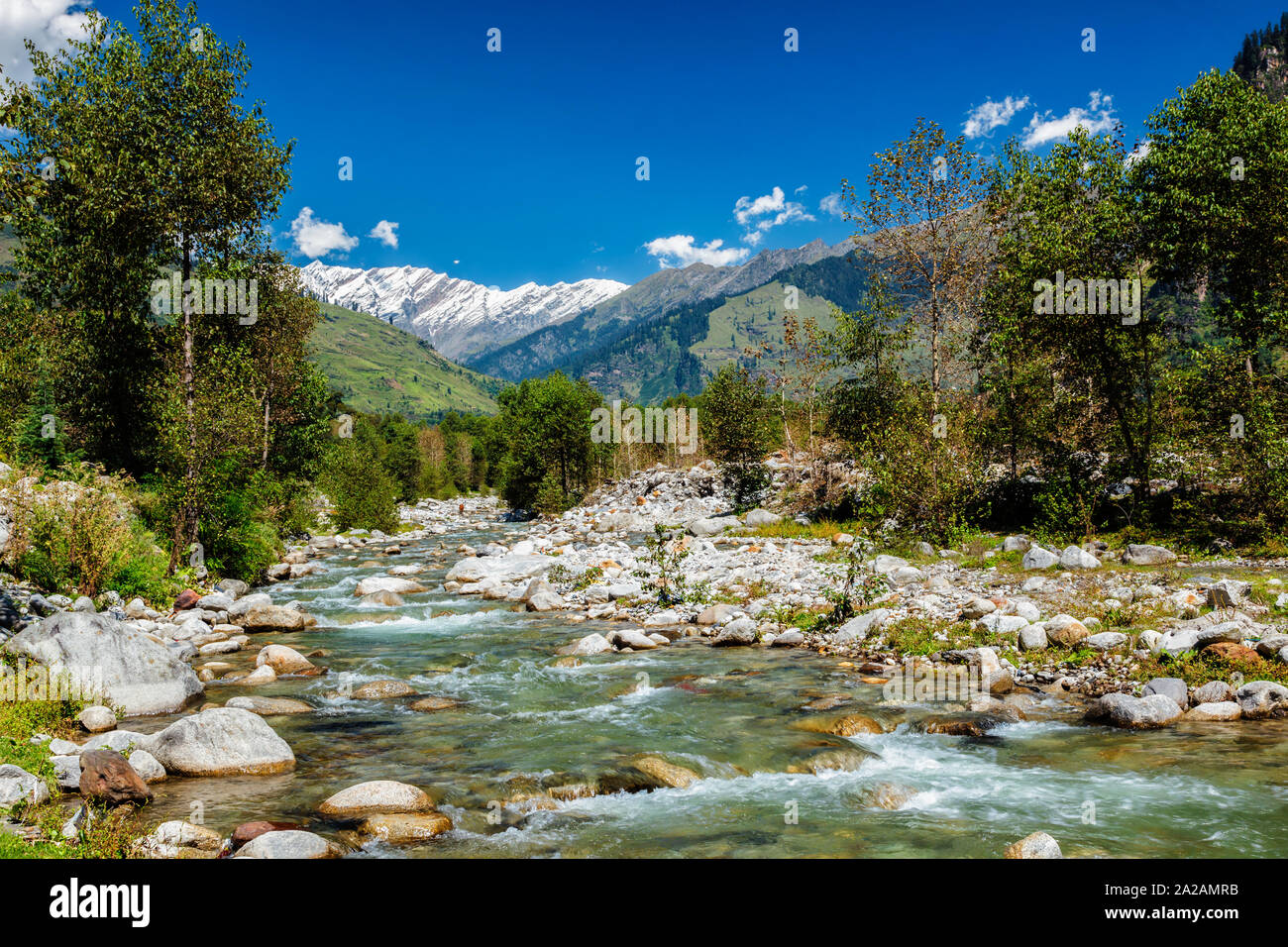 Beas River en el valle de Kullu, Himachal Pradesh, India Foto de stock