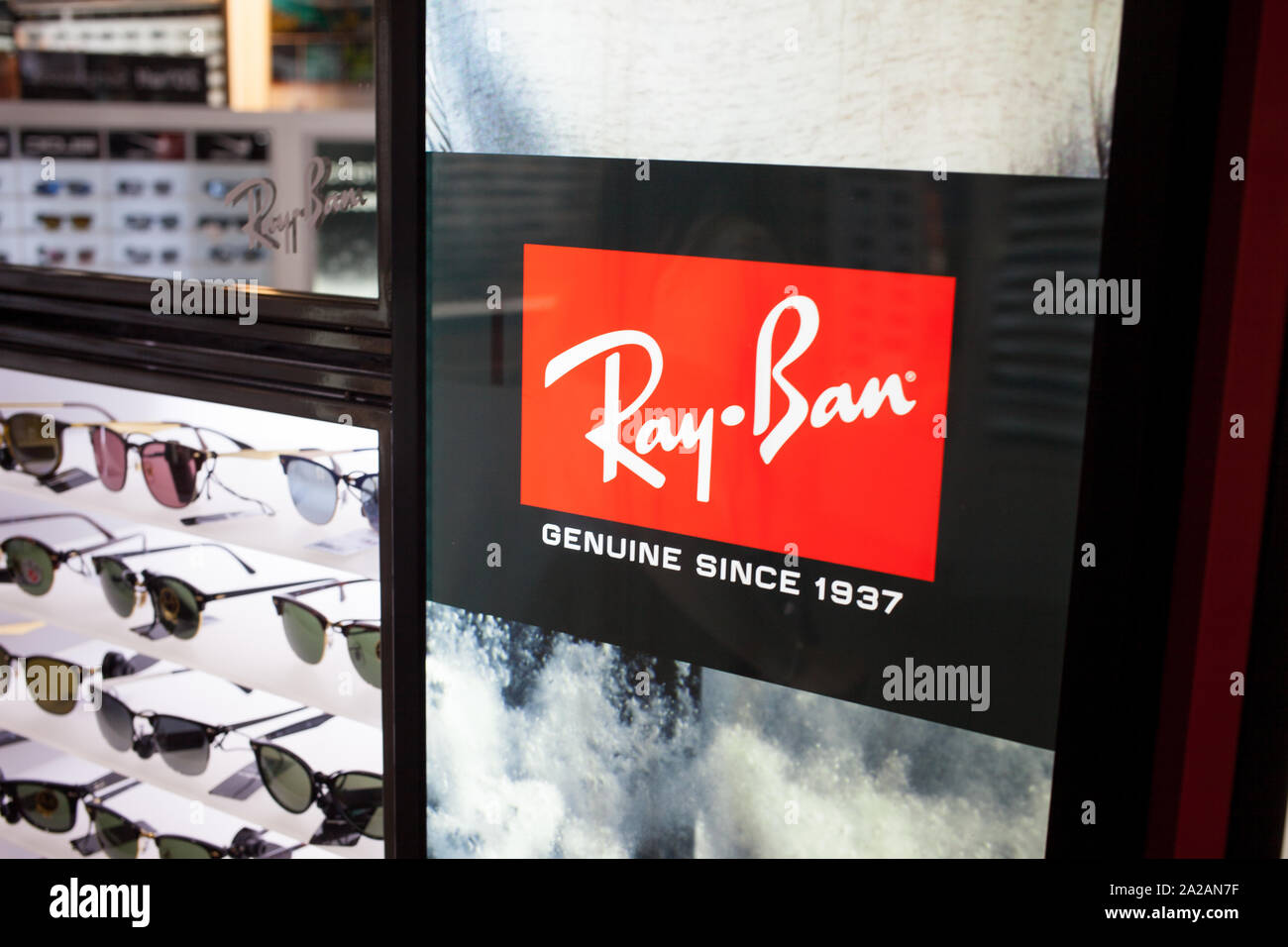 El logotipo de la marca Rayban classic, rodada aquí en unos grandes  almacenes vendiendo las gafas de sol, con las gafas que aparece a la  izquierda de la pantalla de nombre de