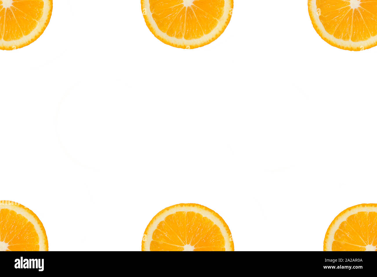 Colorido patrón de frutas de naranja fresca o rodajas de limón en las esquinas sobre fondo blanco aisladas. Vista desde arriba. Copie el espacio. Foto de stock