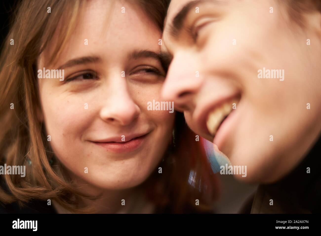 Hombre mirando sonriente mujer, vida nocturna Foto de stock
