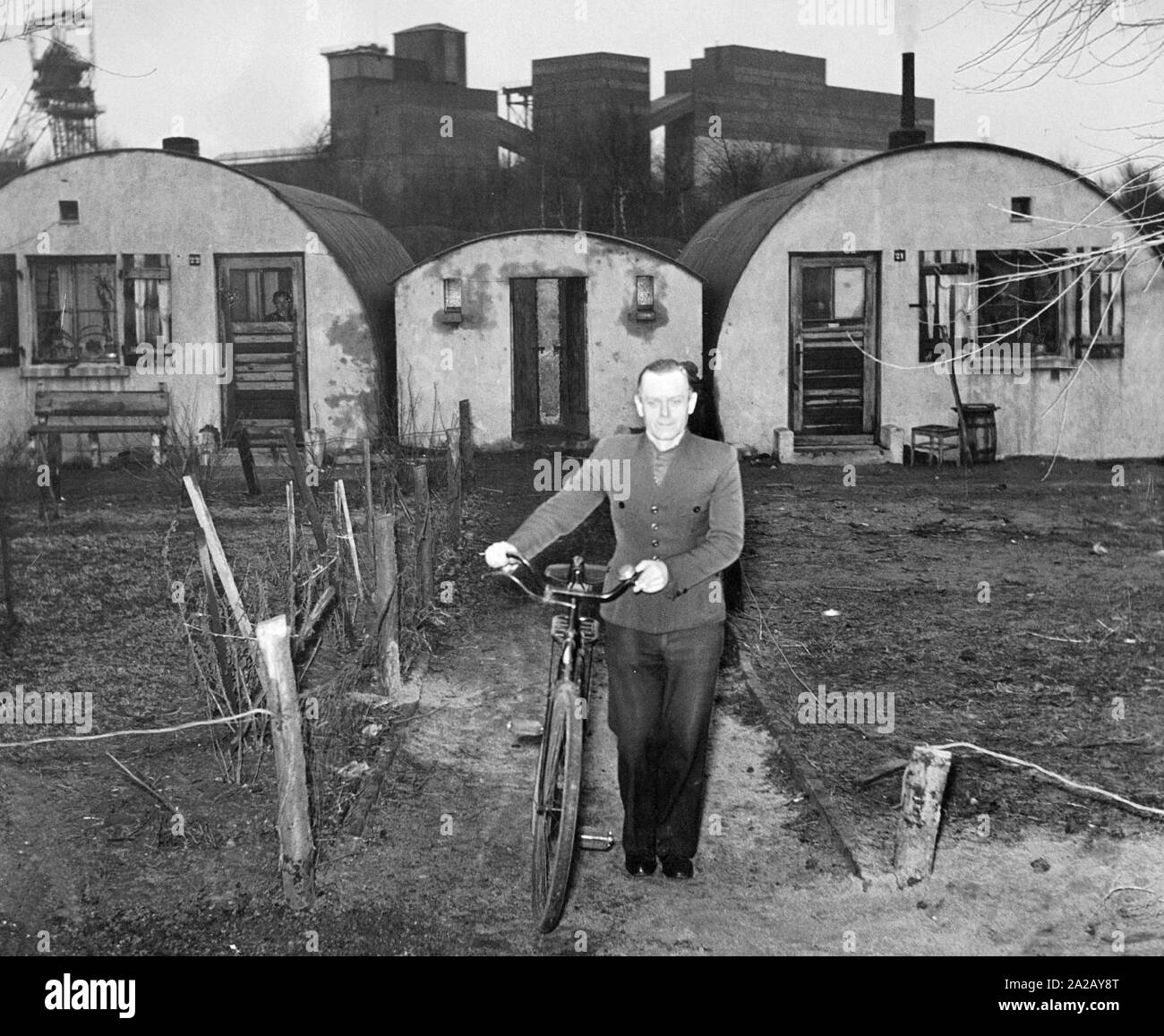 Los refugiados y bombardeada personas encontraron un improvisado alojamiento en cabañas Nissen, como aquí en la cuenca del Ruhr. Foto de stock