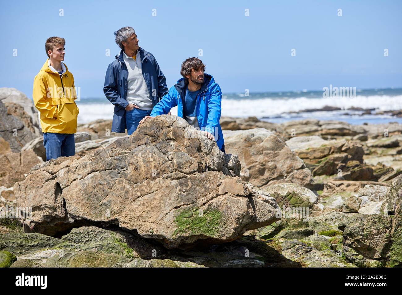 Los hombres por el mar, Route de La Corniche, la costa del Mar Cantábrico, Hendaye, Aquitania, País Vasco, Francia Foto de stock