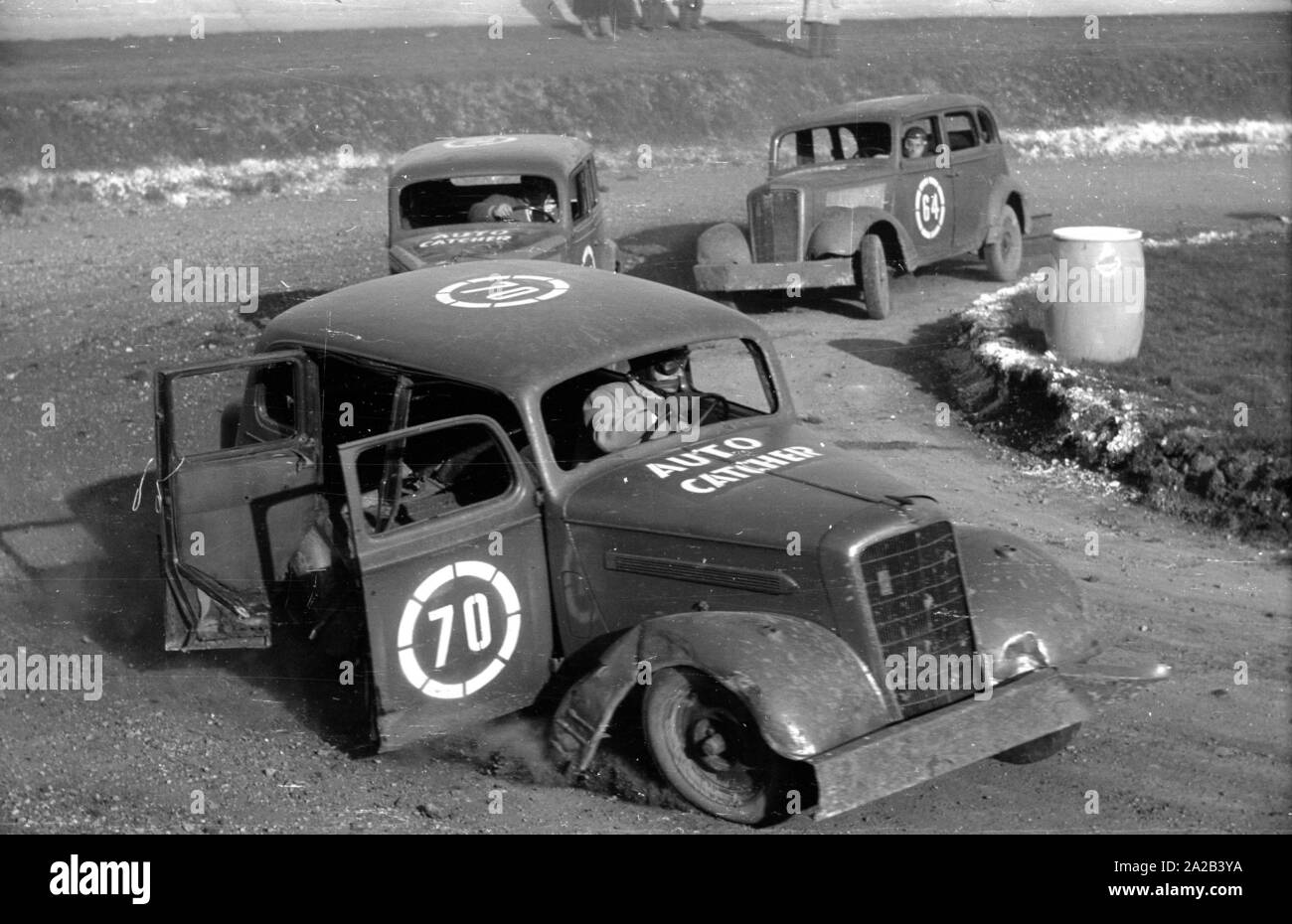 En 1954 una carrera de autos se celebró en Munich Amor-Bahn (en realidad un  ciclo vía). La foto muestra a los participantes durante la carrera, sus  números fueron rociados sobre los coches.